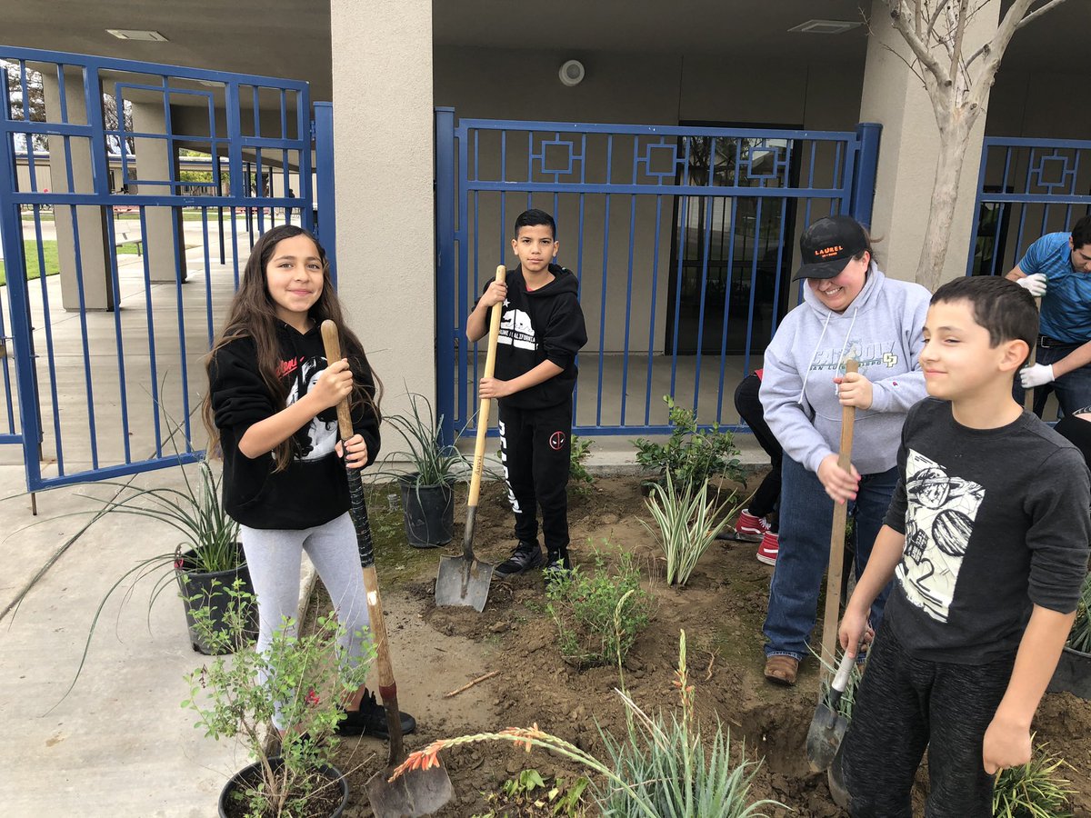 Adam_Straw5's tweet photo. Thank you @GreecianPools and Leadership Bakersfield for their time and donations to help @SeibertRaiders beautify our campus today! https://t.co/yd20pcMW6o