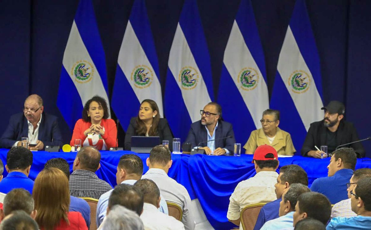 tcsnoticias's tweet photo. Funcionarios de Gobierno se reunieron con los alcaldes del país para exponerles el plan económico diseñado para contrarrestar cualquier efecto negativo que experimente la economía salvadoreña a raíz de la pandemia mundial por el COVID-19. Vía: @SecPrensaSV https://t.co/FJ0inE3AhL