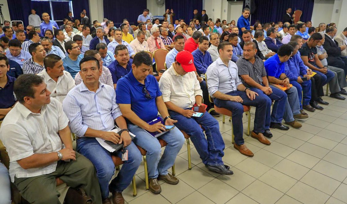 Funcionarios de Gobierno se reunieron con los alcaldes del país para exponerles el plan económico diseñado para contrarrestar cualquier efecto negativo que experimente la economía salvadoreña a raíz de la pandemia mundial por el COVID-19. Vía: <a href="/SecPrensaSV/">Secretaría de Prensa de la Presidencia</a>