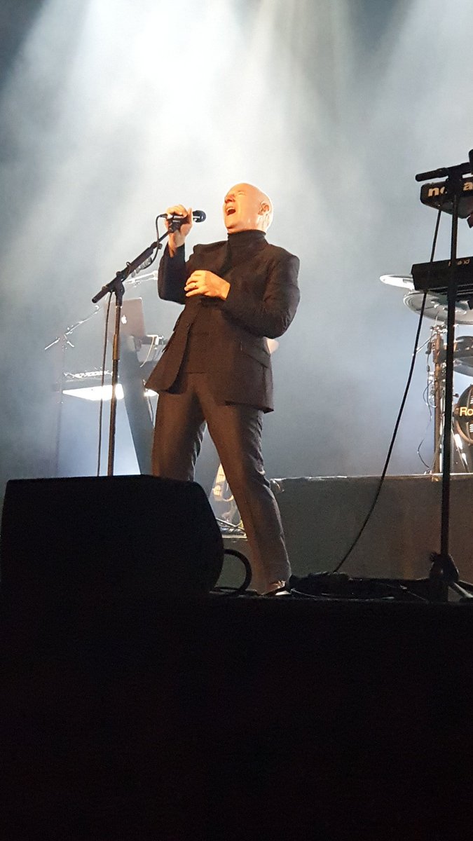 aileenwhitting1's tweet photo. @midgeure1 Another amazing performance. Your smile lights up the stage. Passing Strangers was amazing, it was all brilliant Thank you. https://t.co/YTijTZ2gz0