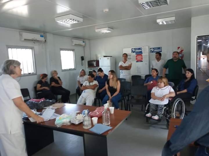 HospitalFV's tweet photo. El Comité de Control de Infecciones del Hospital Mi Pueblo, realizó una jornada de capacitación sobre Coronavirus en la UPA 11 y en el Nosocomio; para trabajadores de ambas instituciones.

Lavado de manos, uso de los elementos de protección, tipos de aislamiento del paciente, etc https://t.co/g0pPZvGutU