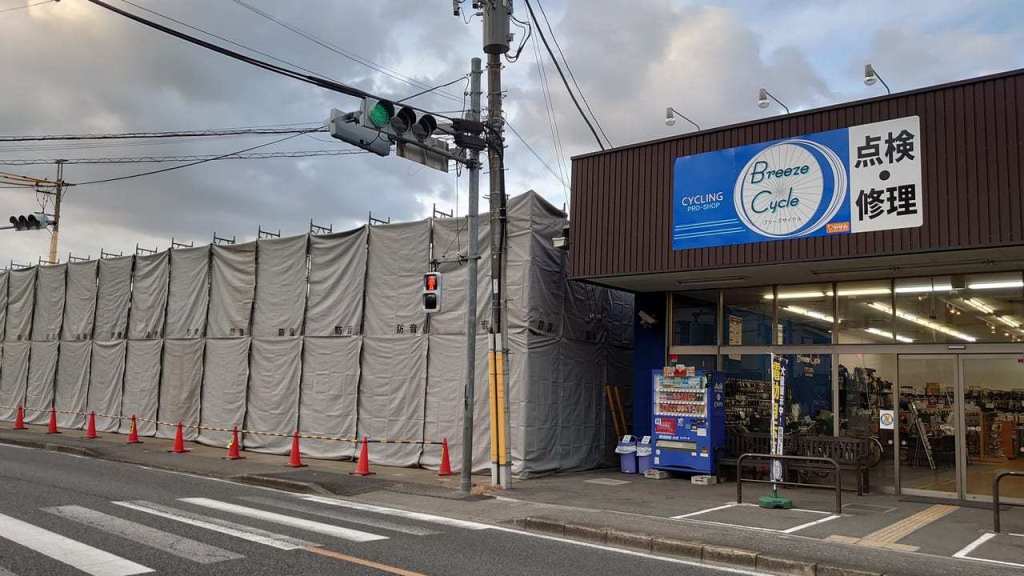 号外net 号外ネット 公式 日野市 日野市三沢にあった旧ヤサカホームセンターの建物が解体 何ができるのでしょうか Breeze Cycle 高幡店 ヤサカ高幡店閉店後 日野市三沢のホームセンター跡地 解体工事 T Co Zxxgeimjwf T Co