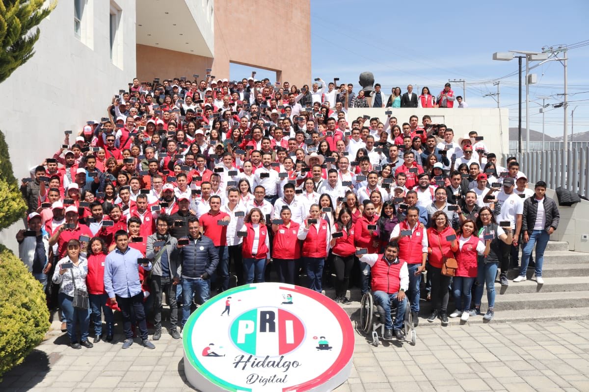 cuauhtemocruss1's tweet photo. RT dannalunamx: lopezdoriga Con el priismo joven y vivo de Hidalgo el pasado sábado 
#QueTanMasivo https://t.co/j1Al1RHRpU