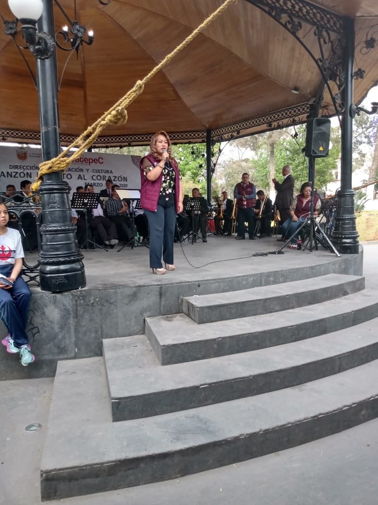 DEyCEcatepec's tweet photo. Esta tarde, como todos los viernes, se llevó a cabo el evento “Danzón, directo al corazón”, donde muchas personas bailaron y se divirtieron en el Kiosco del Palacio Municipal. #Ecatepec https://t.co/4G5RsvV9U8