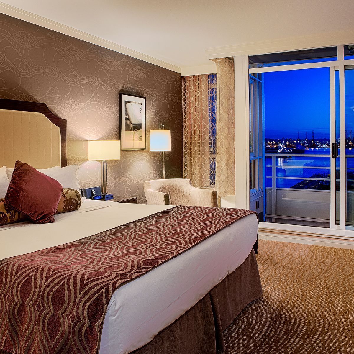 When you stay at our hotel, we put your comfort first. Each of our elegantly appointed guestrooms have deluxe linens, non-allergenic pillows and duvets, modern amenities, WiFi and superb views.