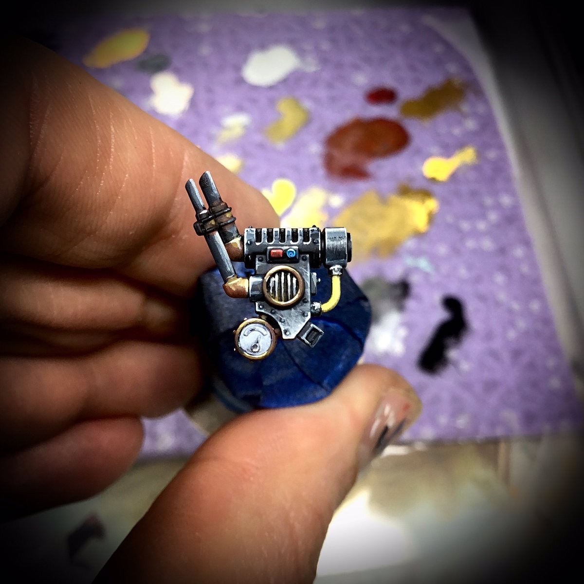 Adrien_Leloup's tweet image. Starting to work on Greyfax’s backpack, still a lot to do😅 #greyfax #inquisitor #warhammer40k #warhammer #paintingwarhammer #miniature #acrylicpainting #vallejo #nmm #wip #sf #fantasy #art #creation #figure