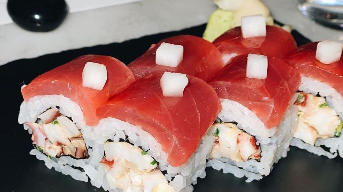 MomotaroChicago's tweet photo. Momomaki roll with Bigeye tuna, spicy take, and pickled daikon #MomotaroChicago
📸 : @merrittbeck https://t.co/PBr1wV13Id