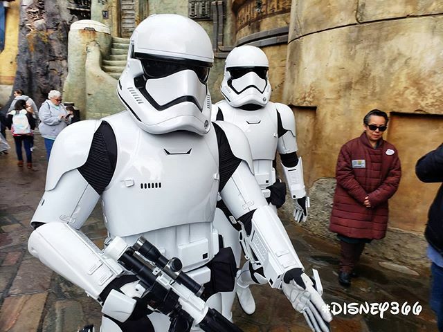 Disney366's tweet photo. Day 2995: Keeping things safe.
#Disney366 @@Disneyland @@DisneylandToday ■ *

LOCATION:
#BlackSpireOutpost #Batuu #StarWarsGalaxysEdge #Disneyland ■ *

DISNEY:
#Disneyland366 #Disney2020 #Disneyland2020 #Disney #DisneyTime #DisneySide #JustGotHappier… https://t.co/m3UjjJYxpy https://t.co/kJ8TK7JLsW