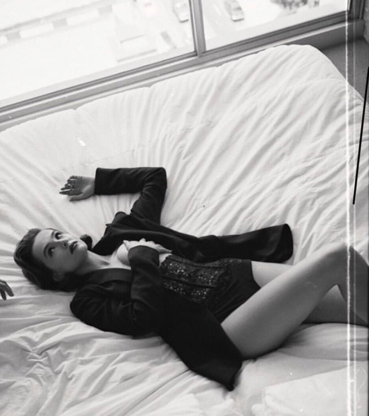 VolatileGrace's tweet image. *just sprawls out and acts totally natural*