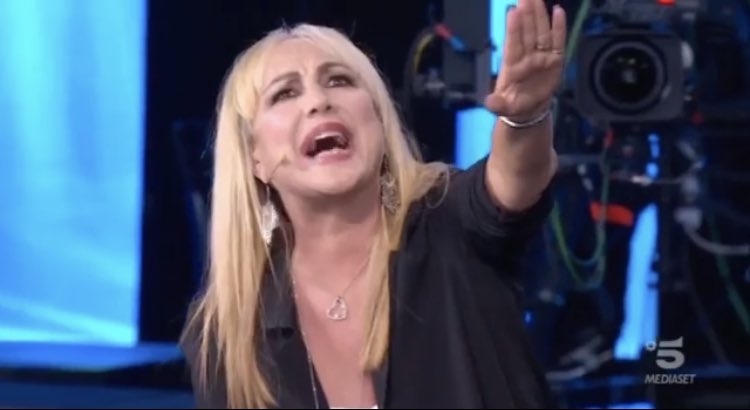Caustica_mente's tweet photo. Immagine simbolo della serata.
#Amici19 https://t.co/CnJm8KuuUS