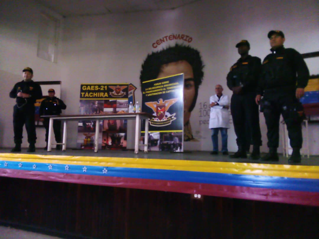 lbsimonbolivar1's tweet photo. Charla sobre el Coronavirus #Estudiantes5toAño #LBSB en apoyo al Conas, Gaes y el Dr Calderón del Hospital Central @charlychaves @ZonaEducTachira @MPPEDUCACION https://t.co/1dKxTxLAGC