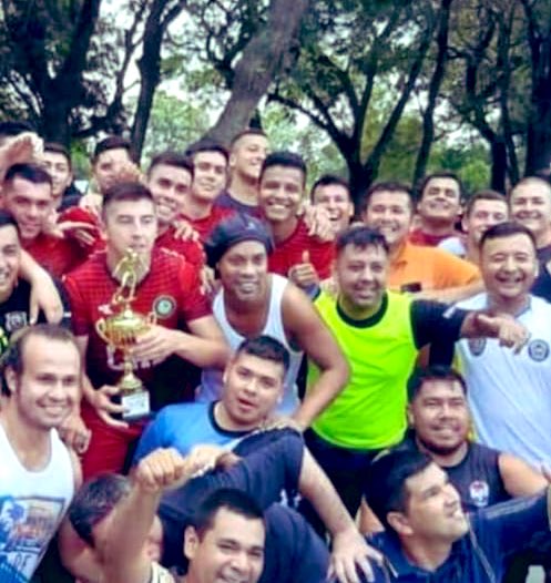 ロナウジーニョ 刑務所のフットサル大会で躍動 5ゴール6アシストの活躍 超ワールドサッカー