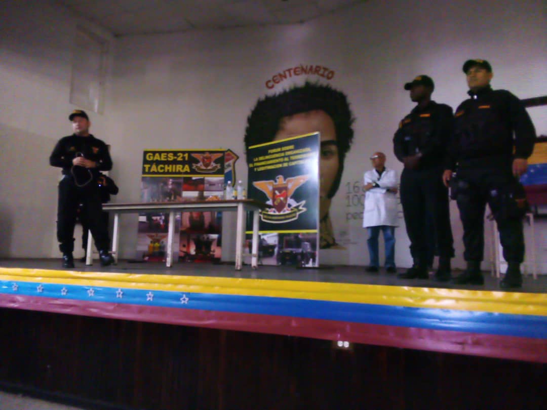 lbsimonbolivar1's tweet photo. Charla sobre el Coronavirus #Estudiantes5toAño #LBSB en Apoyo al Conas, Gaes y el Dr Noel Calderón del Hospital  Central @charlychaves @MPPEDUCACION @ZonaEducTachira https://t.co/3AAZahJGRi