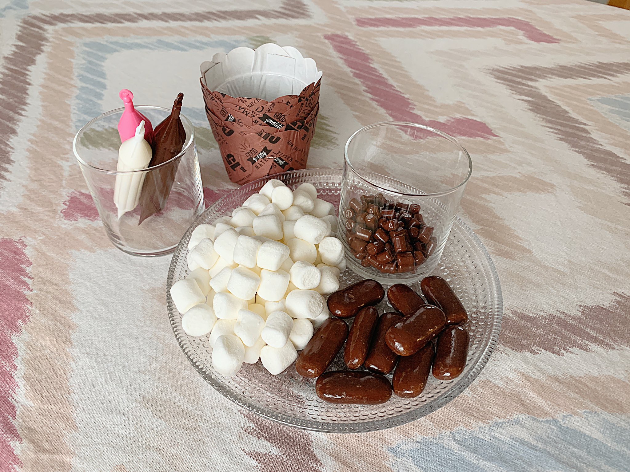 ひつじのショーン 公式 必要なもの 美味しいカップケーキ 市販でも もこもこなマシュマロ お顔と耳になるチョコレート お顔を描くチョコペン3色 ショーンにはもこもこの頭を シャーリーには大きな体とまぶたを ティミーのママには3つの