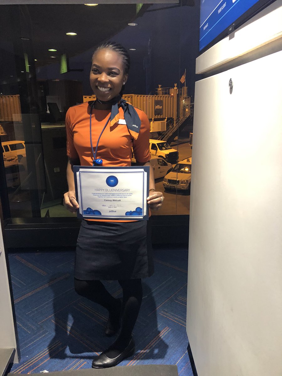 EtienneVerna's tweet photo. #TeamEWR with more Crewmember Recognition... Our Culture Matters! #EWRAirport #jetBlue 

@Juan_Ruano_ 
@YQRamos
@AlsoniaJoseph https://t.co/gYrDfQJD0D