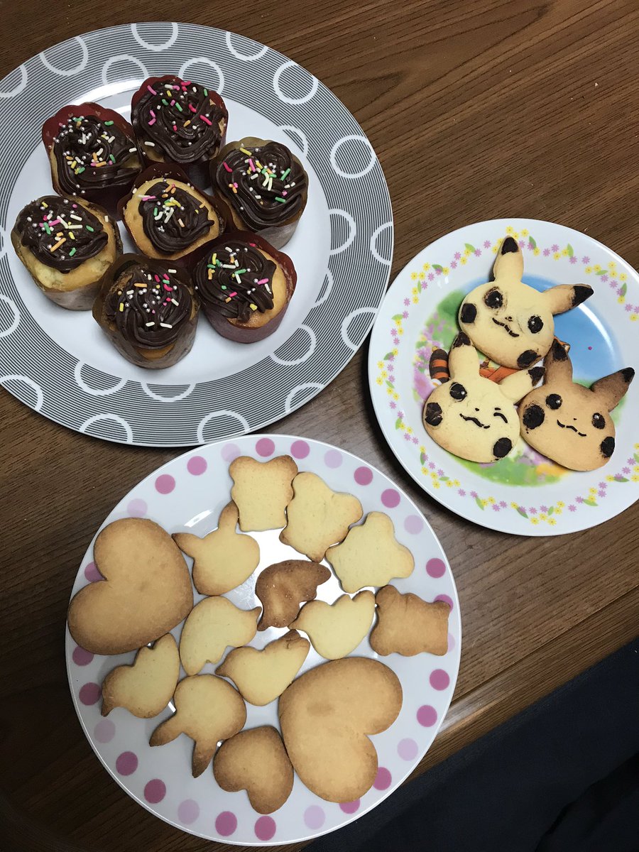 キトリ 今日はホワイトデーのお菓子を子供と作りました ピカチュウ型100均 の改造して クリアファイル切り抜いて顔をステンシルシートにしたら子供達がクッキー作ってくれました カップケーキのデコレーションも 成長したなぁ W 貰って