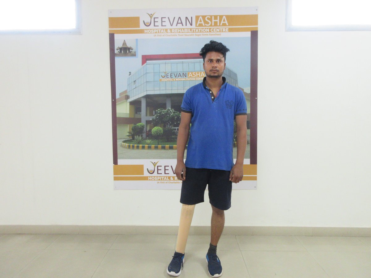 jahrc_com's tweet photo. इनका नाम सचिन कुमार उम्र 21 वर्ष निवासी मेरठ उत्तर प्रदेश इनका दाया पैर नहीं है इनका पैर एक रोड एक्सीडेंट में खराब हो गया डॉक्टरों ने इनका  पैर काट दिया ये कहीं भी आने जाने में असमर्थ थे जीवन आशा अस्पताल पहुंचे जहां पर पैर का कृत्रिम अंग दिया गया https://t.co/EtJhJlAAug