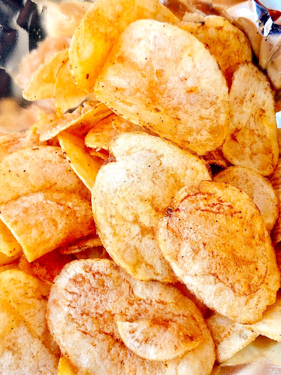 コイケヤの「シーフードムーチョ」がビールと相性良すぎ…。「海鮮鍋食べてるのかな?」ってくらい魚介のダシが効いていて、塩味もちょうどいい。マジで残ったパウダーまで舐めたくなるよ。
https://t.co/1I74neZ5h2
