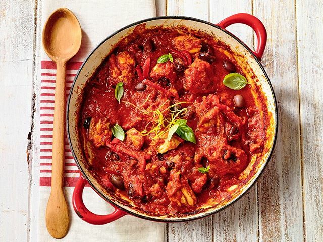 This weekend we’re celebrating tasty gluten free recipes and our slow cooked chicken cacciatore recipe should be on your menu tonight!⁣
.⁣
Think saucy tomato base, juicy chicken thighs, gorgeous kalamata olives, zingy fresh basil and fluffy corn cous… ift.tt/3cXHYt6
