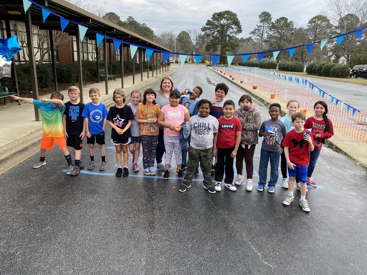 CarsonCat1's tweet photo. 🐬Dolphin Dash 2020 was a success!! Students raised money for our playground fund by running laps. Thanks to our PTA, staff, students and families for a fun and successful event!🐬 https://t.co/TVjMDwdFaN