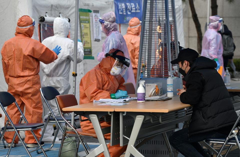 ForbesTech's tweet photo. South Korea sees coronavirus slowdown—Without a lockdown, but with nearly 250,000 tests
https://t.co/yCn2qybAhi https://t.co/OOlanC1gGE