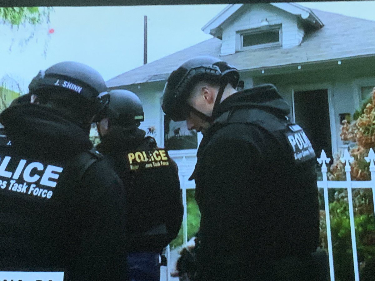 Palmetto_Inn's tweet photo. Are these officers in Pomona serving a search warrant or getting ready to do a sick Ollie after their dropin?

#LivePD
#NiceHelmet
@tonyhawk https://t.co/Q72PlEITBa