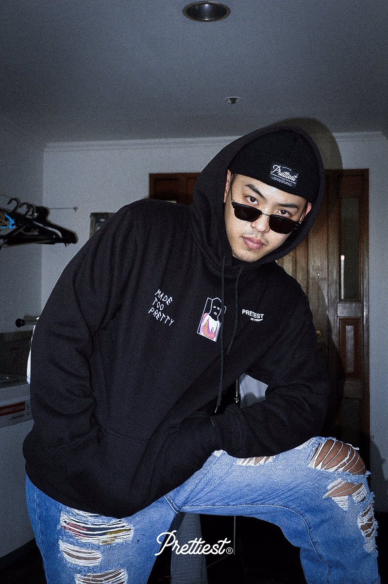 prettiest_ph's tweet photo. Prettiest® SS20
“made too pretty” pull-over hoodie is out now!

in black colorway 💣
₱ 1,300.00

model c/o @rensanity17 
photography c/o @albiacharles

shop now!
https://t.co/lEzlDZwPyi
https://t.co/dLJQuDxhTb

#PrettiestPh
#WethePrettiest https://t.co/mm3YTQU0Rj