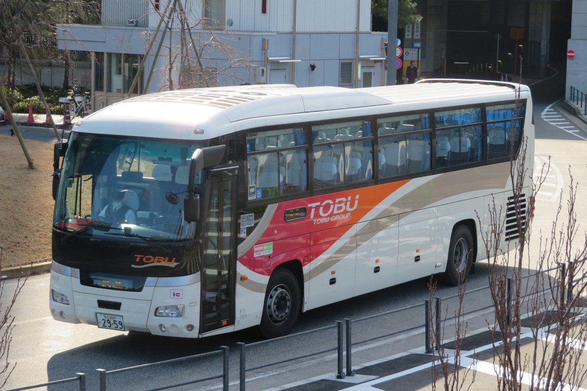 とちバス 東武バス 2909 Qrg Ru1ascj スカイツリーにはかなりの本数の東武バスが来ていましたが コロナ効果なのかどの便もほとんど人が乗っていませんでした この車の出入口ステッカーめちゃくちゃ 色あせて いますね