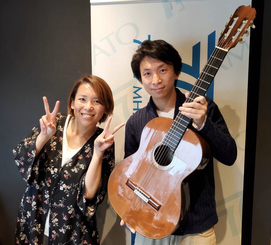 fmyamato's tweet photo. Weekend Navigation、10時台はクラシックギタリスト 伊原鉄朗さんにお越しいただきました！

土曜のこの時間にクラシックギターの生演奏、いかがでしたか？

プレイヤーとしても活躍されていますが、イハラ音楽教室(@ihara_music )で講師としての顔もお持ちです！

https://t.co/cO6gKvoszL https://t.co/VDTuFmNb7X