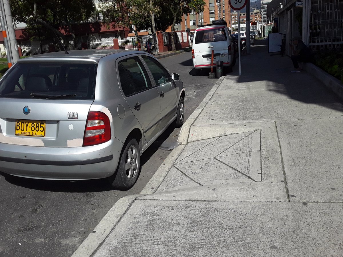 MARIAELENATRIA2's tweet image. En La Castellana nada que permita el normal desplazamiento de los peatones se respeta