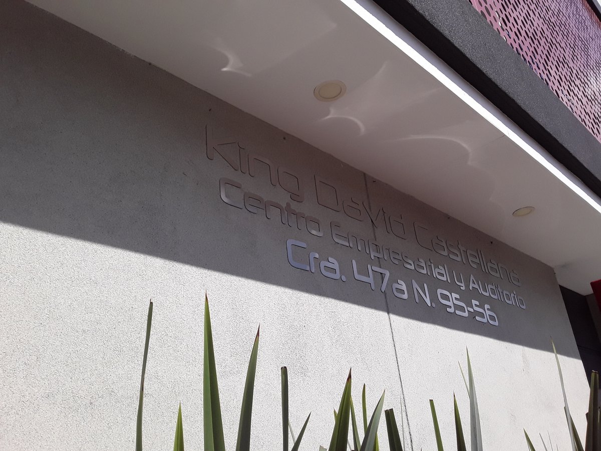 MARIAELENATRIA2's tweet image. En La Castellana nada que permita el normal desplazamiento de los peatones se respeta