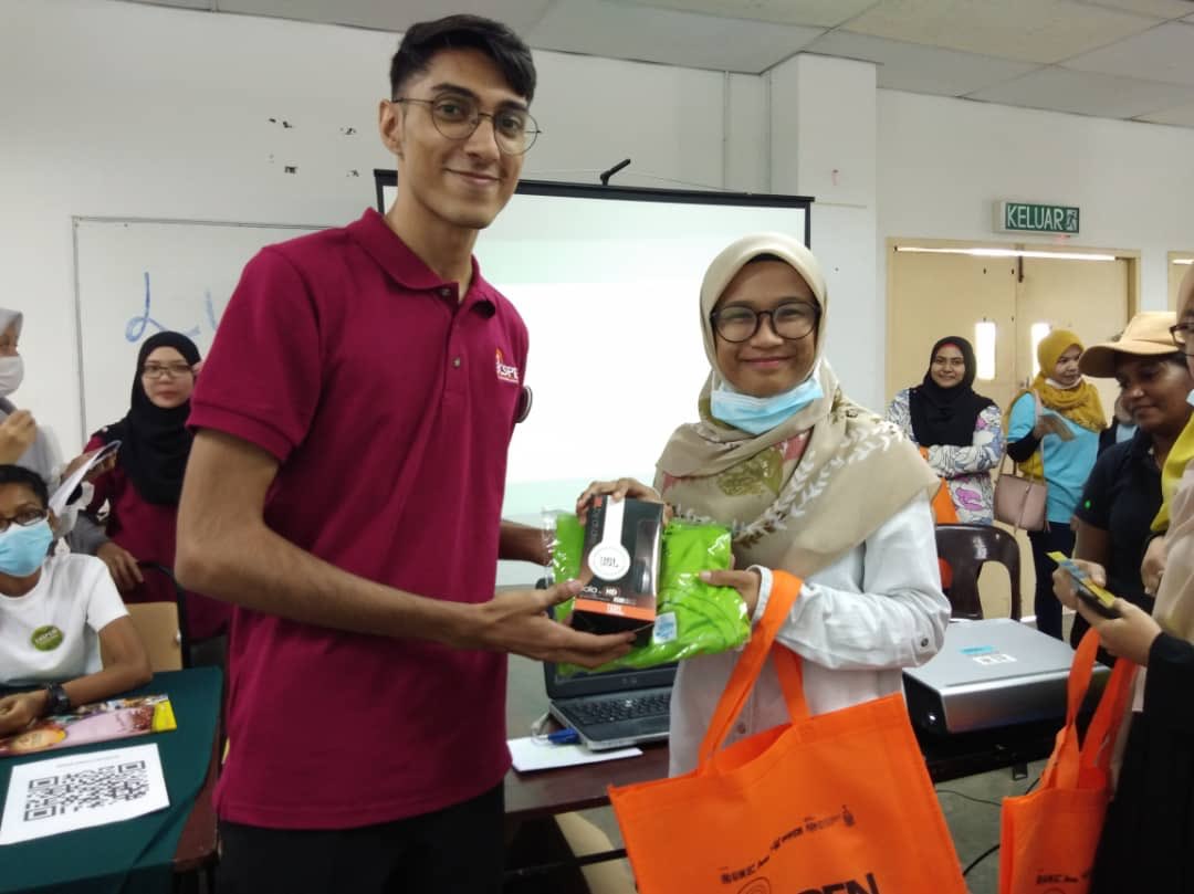 EKSPENUSM's tweet photo. Don't worry we are all winners here! You will most definitely leave with something from each day from our lucky draw sessions. These are the faces blessed with luck and we thank you for your participation. We have many more prizes awaiting you today, on the 14th March of 2020. https://t.co/Kl8GvHwqEX