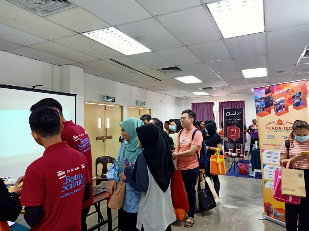 EKSPENUSM's tweet photo. Don't worry we are all winners here! You will most definitely leave with something from each day from our lucky draw sessions. These are the faces blessed with luck and we thank you for your participation. We have many more prizes awaiting you today, on the 14th March of 2020. https://t.co/Kl8GvHwqEX