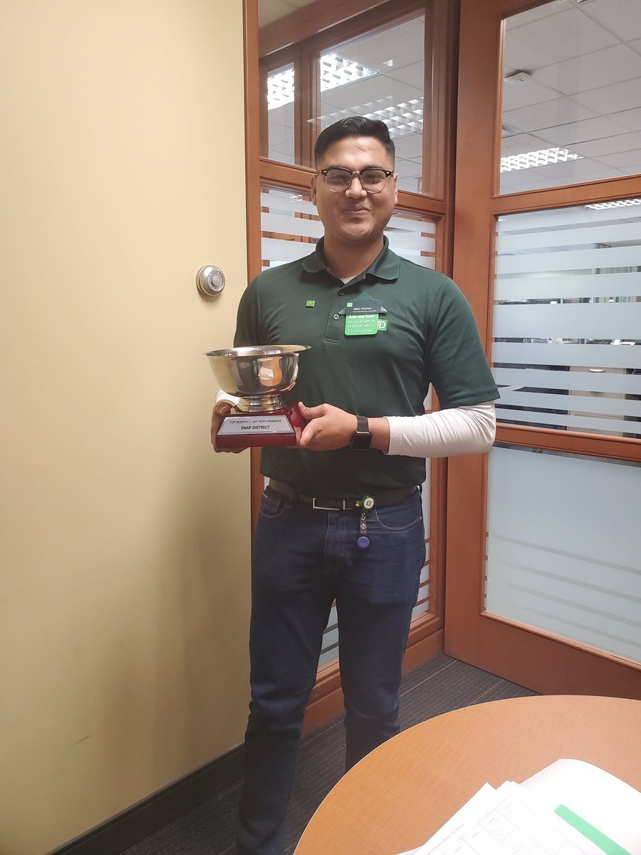 NelabNike's tweet photo. Proud moment for all of us at branch 1512!!!! Winning the top monthly performance trophy. 💚 Thank you to the entire team effort for making this happen. @GerardDinneen @andrea_stecroix https://t.co/uHI0jGPLdt