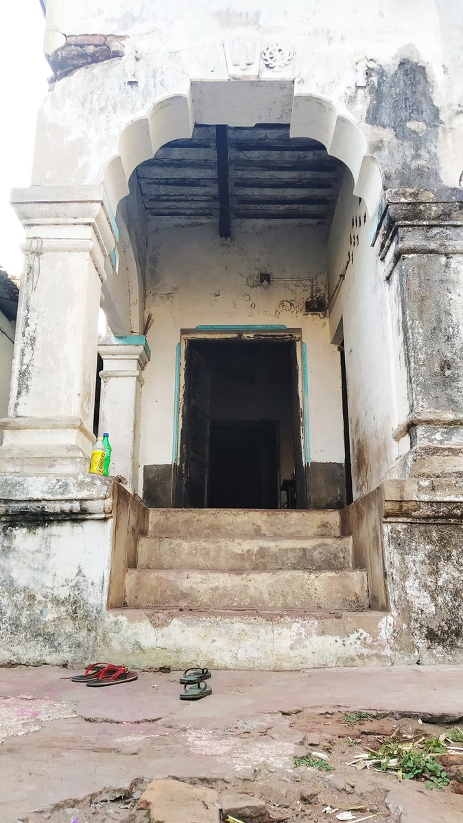 StoriesClick's tweet photo. Gopalji mutt
I went to an old #monastery of the #ramanandi community, far from the public eye,It is sad to see that the monastery’s disarray and troubles will be eradicated by the incompetence and modern zeal of the government.@BBSRBuzz @VAdkri @odisha_tourism @JagannathaPremi https://t.co/CK44rjhQW0
