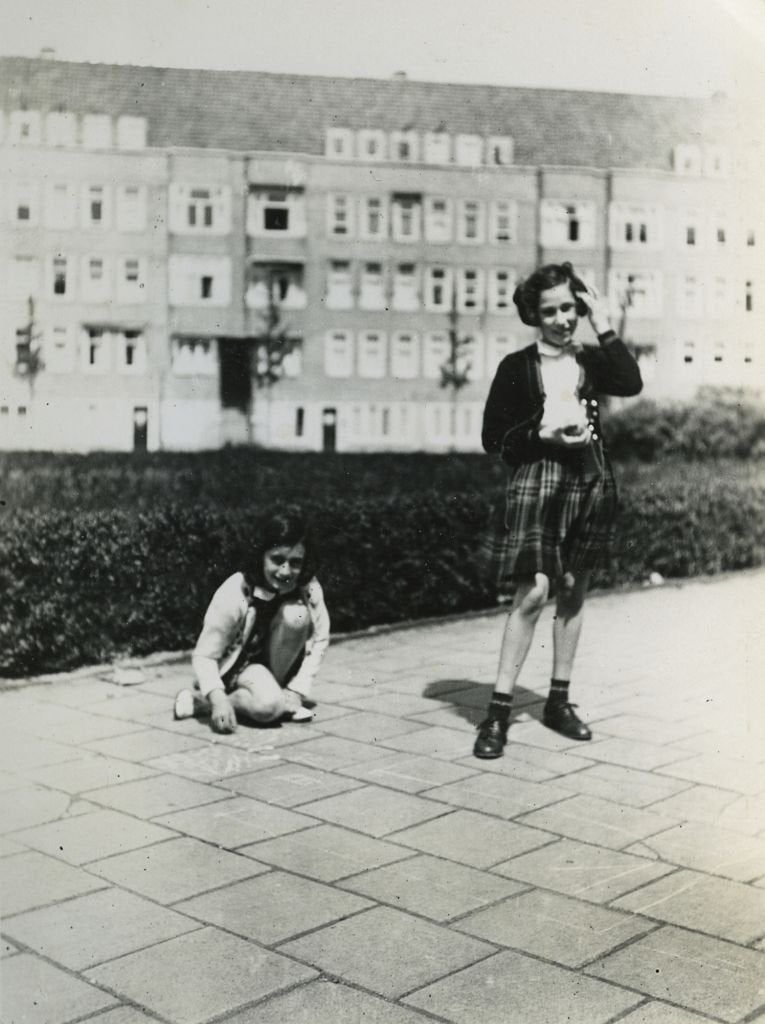 Anne Frank with her friend Hanneli Goslar. Hanneli was good friends with Anne before the war, and they miraculously met again by chance in Bergen-Belsen before Anne died. She survived the war and is still living in Israel, turning 92 this year. #TCMParty #TheDiaryOfAnneFrank