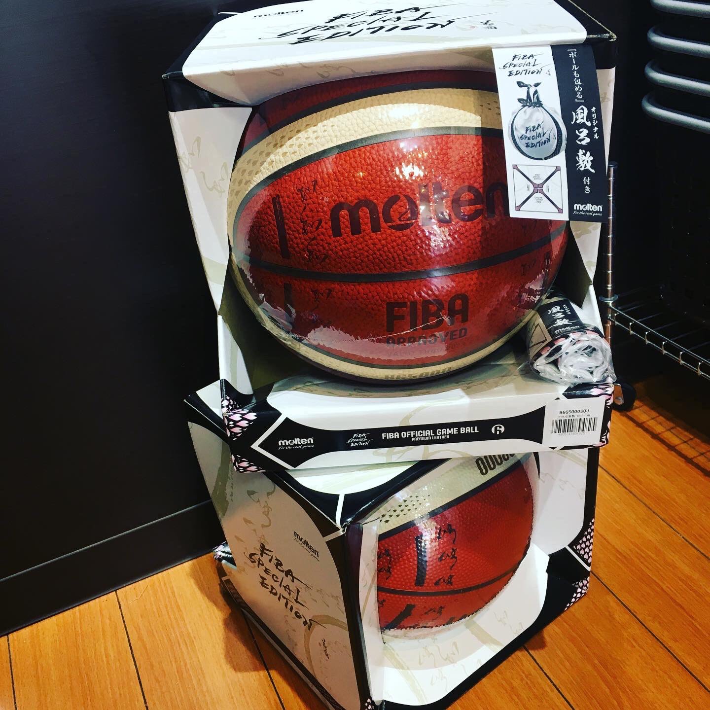 B B 5 コヤナギスポーツ 世界選手権のボール入荷 漢字と桜が刻印されていてかっこいいです そしてなんと 初回限定では風呂敷タイプのボールバックがついてますよ 5 コヤナギスポーツ コヤスポ 長崎県 バスケットボール Nba Bleague B B 5 コヤナギスポーツ 世界選手権のボール入荷 漢字と桜が刻印されていてかっこいいです そしてなんと 初回限定では風呂敷タイプのボールバックがついてますよ 5 コヤナギスポーツ コヤスポ 長崎県 バスケットボール Nba Bleague