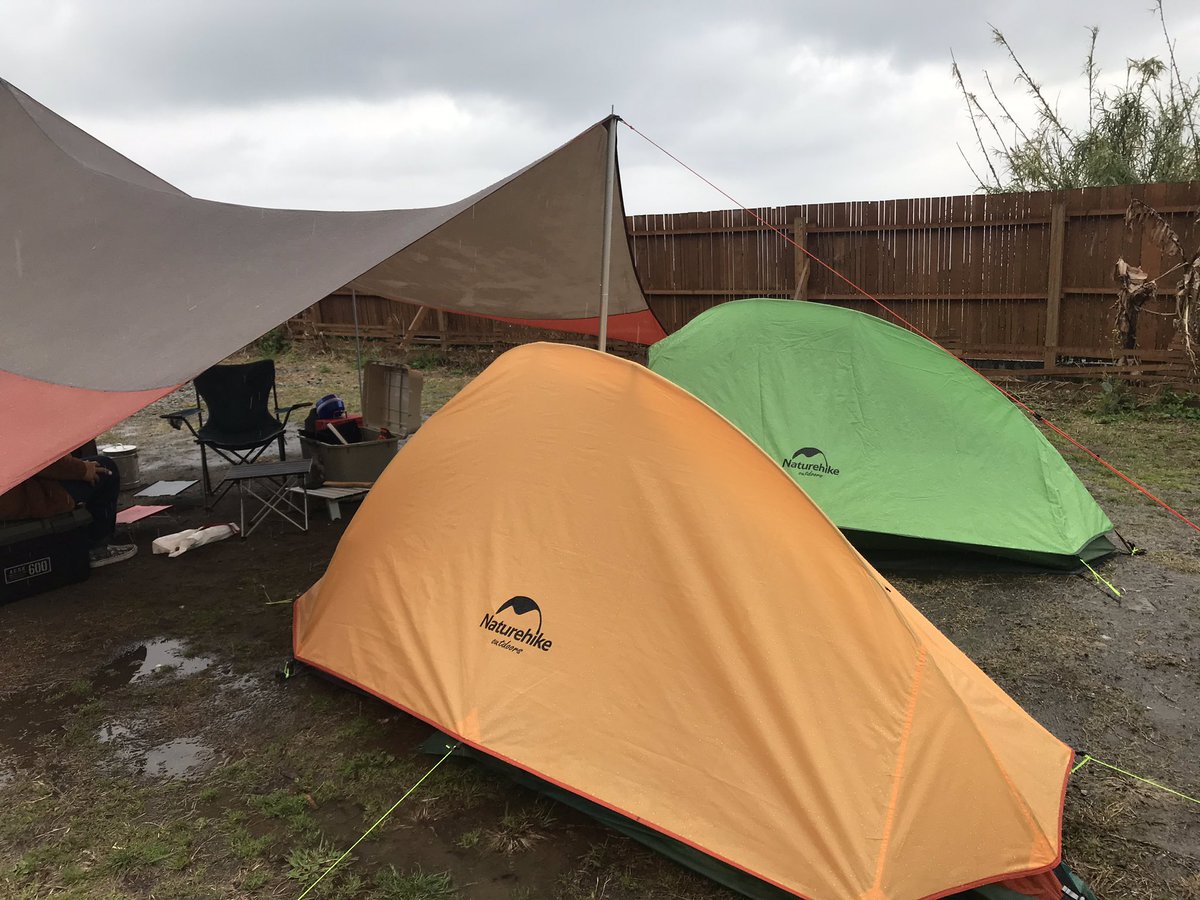 テンプラチェア 雨の中設営完了 コロナ対策でコロナで乾杯 ソトの焚き火台微妙かと思ったけど今日みたいな雨で湿度高い時はガンガン燃えてめちゃいい お蔵入りとか言ってごめんなさい