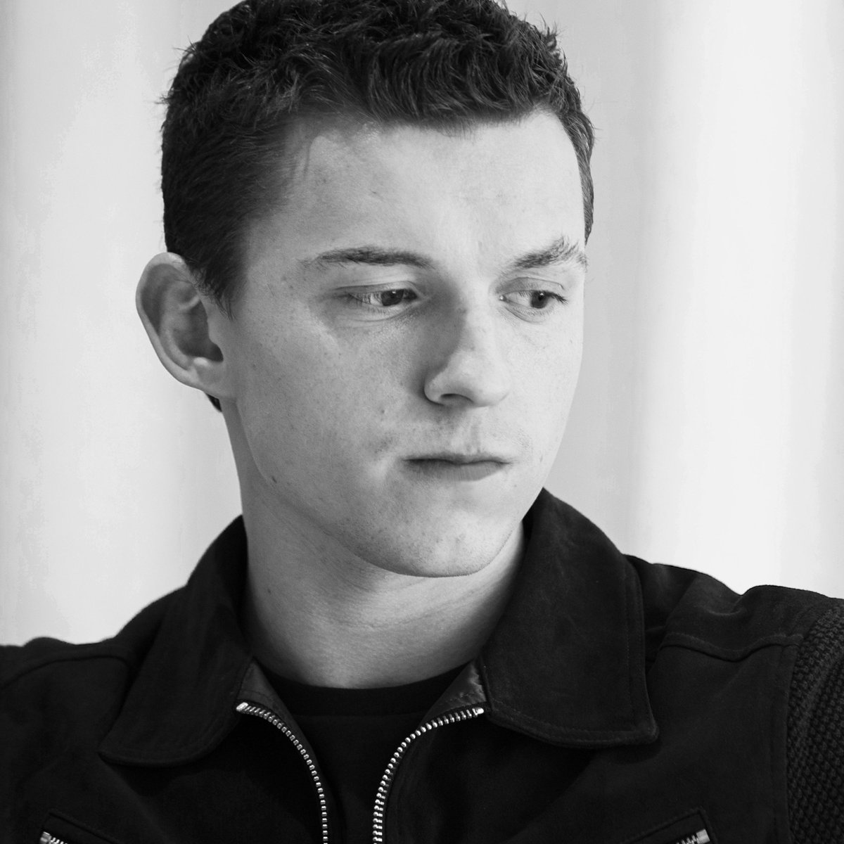 thollandphotos's tweet photo. 50 novas fotos em HQ no Tom Holland no photocall durante a pré-conferência de "Dois Irmãos" em Los Angeles.

📸 https://t.co/kWtTItIs42 https://t.co/W35G2YiUKz