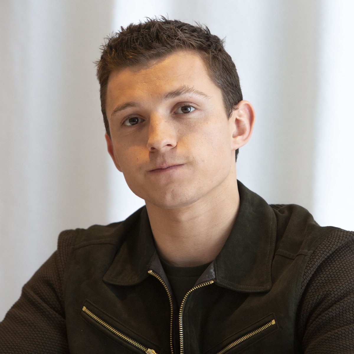 thollandphotos's tweet photo. 50 novas fotos em HQ no Tom Holland no photocall durante a pré-conferência de "Dois Irmãos" em Los Angeles.

📸 https://t.co/kWtTItIs42 https://t.co/W35G2YiUKz