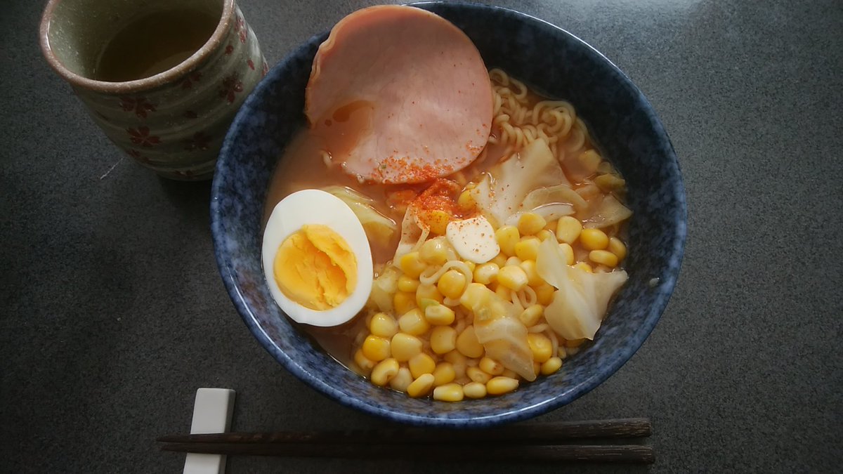 ぢう お昼はサッポロ一番味噌ラーメン ハム ゆで卵 キャベツ コーン バターを足しました ぢう お昼はサッポロ一番味噌ラーメン ハム ゆで卵 キャベツ コーン バターを足しました