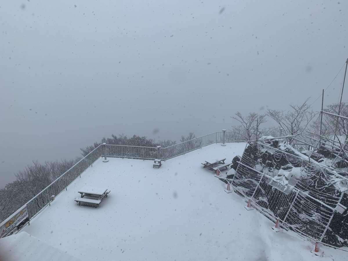 筑波観光鉄道オフィシャル 3月14日の筑波山 12時現在 天気雨 雪 気温 宮脇駅2 筑波山頂駅3 ケーブルカー ロープウェイともに通常通り運行しております 現在山頂では積雪が5 となっており 本当のホワイトデーとなっています 筑波山