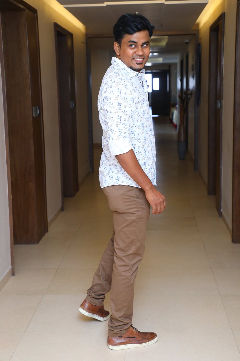 marcobezanio's tweet photo. "நாங்களும் புது சீப்பு வெட்சிருக்கோம்... சீவுவோம்... கலச்சுவிடுவோம்..."😏😝

புது #Profile_Pic கிடைச்ச ஆணவம்...😎🤓😇🤠🤩 https://t.co/l6B4lw2Nnw