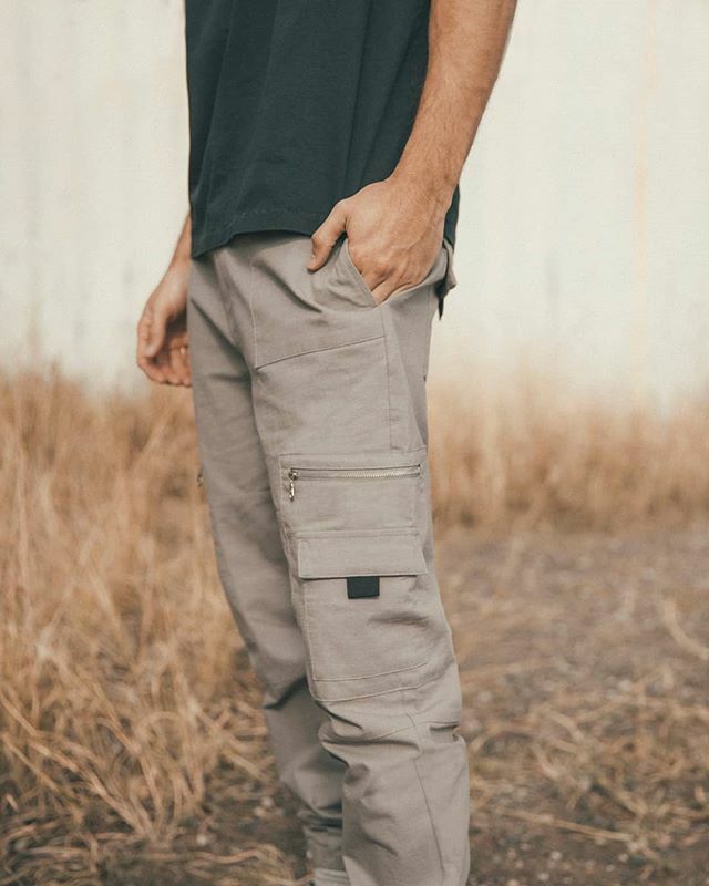 Modern workwear silhouettes constructed from re-engineered textured cotton canvas, signature gross-grain tabs sealing velcro pockets. ift.tt/2W9ZR1A