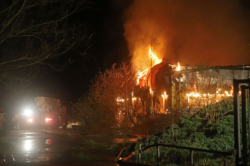 Uitslaande brand verwoest bedrijfsloods in Veendam..