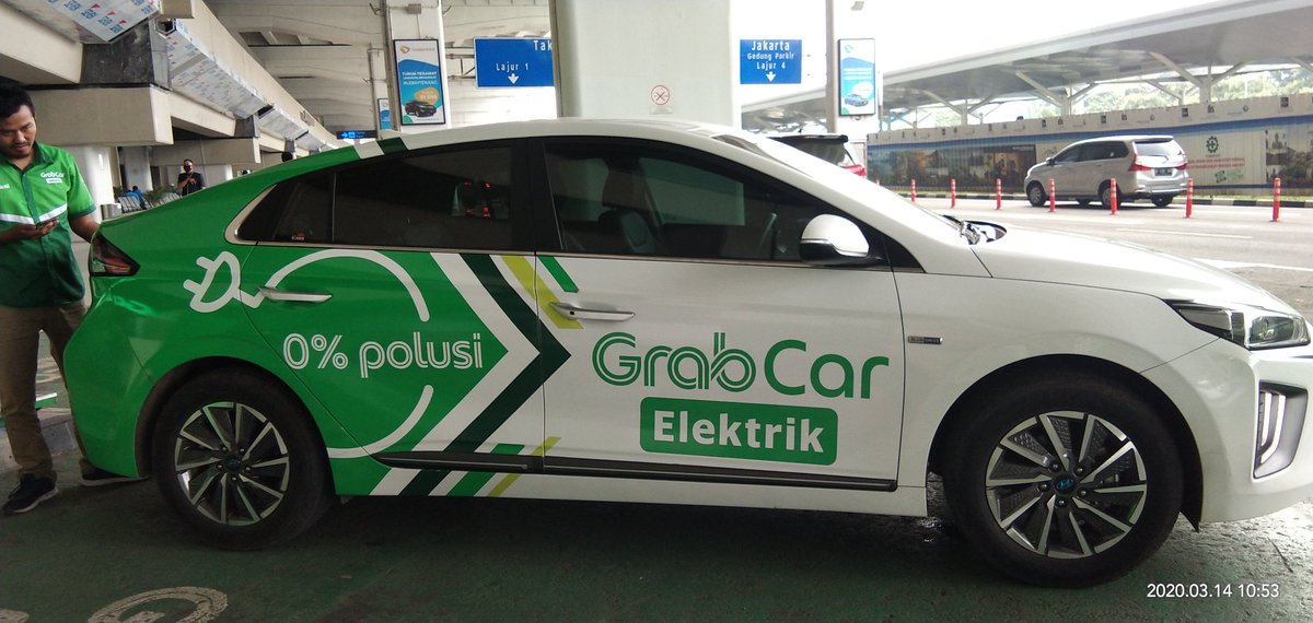 Bambangelf's tweet photo. Baru pertama nyoba e-Taxi.
Bicara soal Battery, dia bilang durasi charge kalo di colokan rumah, 100% Charge butuh waktu 5jam.
Kalo di Charging Station PLN hanya 1 jam.
Batt 38kw full 100% = 400km
Biaya di Charging Station sekitar 
Rp 1.300/kw.

Dg Rp. 49.400 bisa piknik 400km https://t.co/kqUIj1rRJU