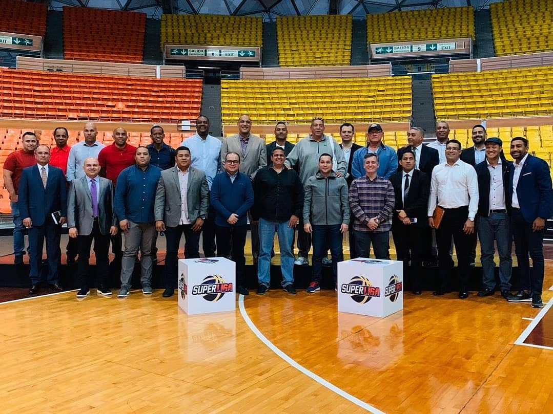 BaloncestoenT's tweet photo. El pasado jueves 12 de marzo en las instalaciones del Poliedro de Caracas, directivos, dueños de equipos y federativos se reunieron  para continuar con la planificación de lo que será la #SuperLigaVen 🏀
⠀⠀⠀⠀⠀⠀
|📸:@deliocenteno | ⠀⠀⠀⠀⠀

#JuntosSomosMas https://t.co/5H3nXWOYWB