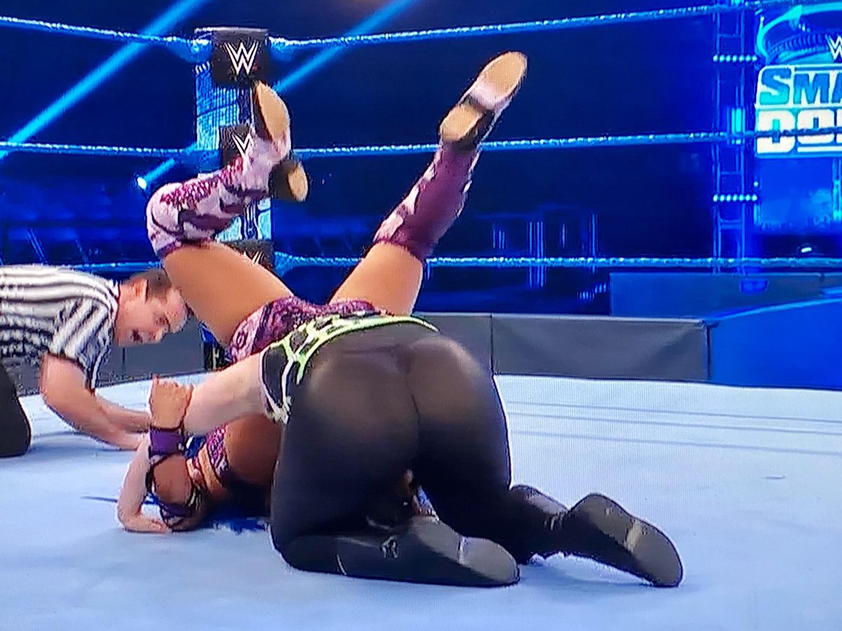 _WomenWrestling's tweet photo. #SmackDown @NikkiCrossWWE looking good in those pants! I love that booty 

Follow us: @LasMilEmociones 

https://t.co/jOKLqJ2GtM https://t.co/HyvP8MwR7o
