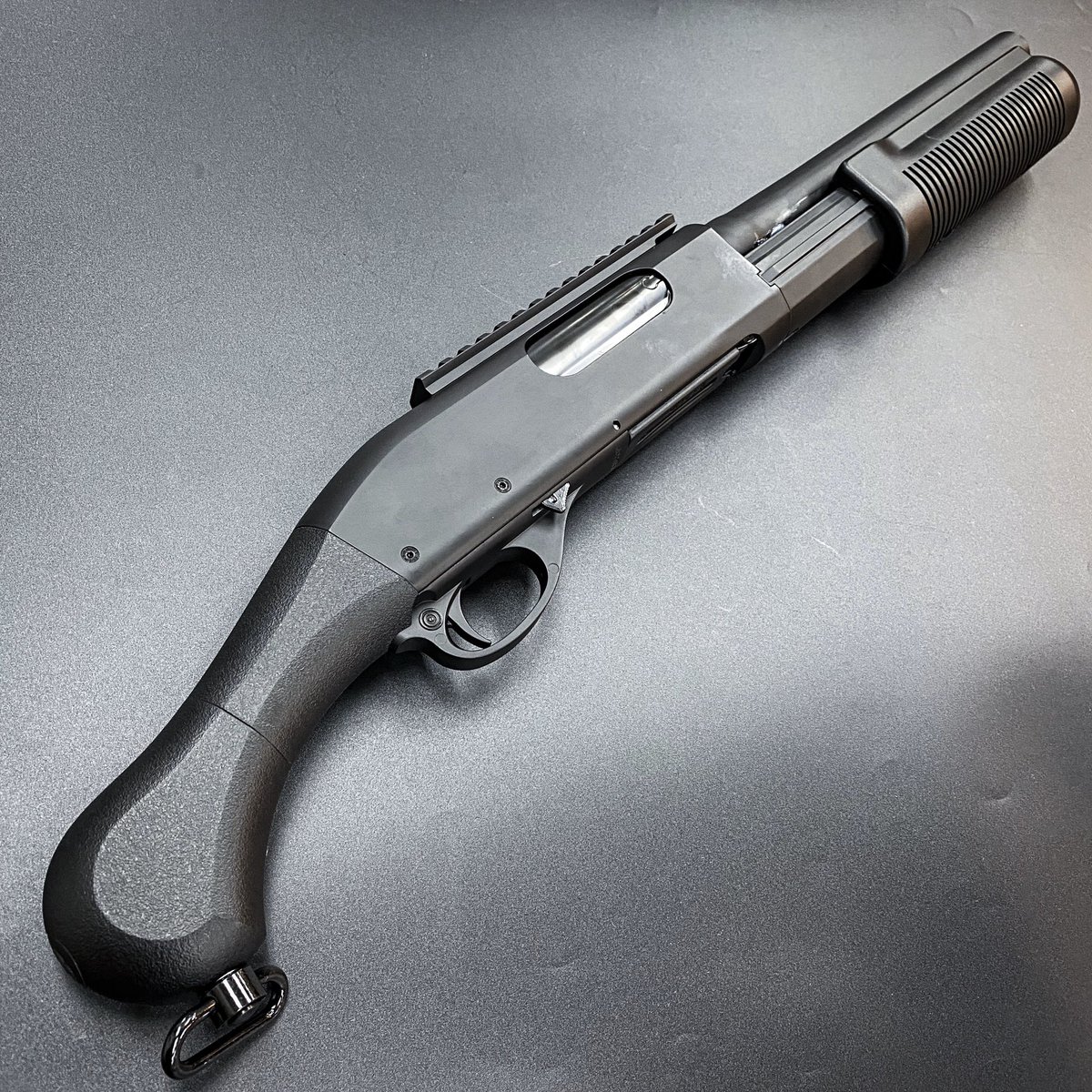 ガンショップ グルカ Cyma M870 ソードオフ タクティカル フルメタル エアガン Bランク 9 900円 Model870を銃身 銃床ともに切り詰めたソードオフショットガン シェル3発と本体に装着可能なシェルホルダーが付属し その小型さも相まって