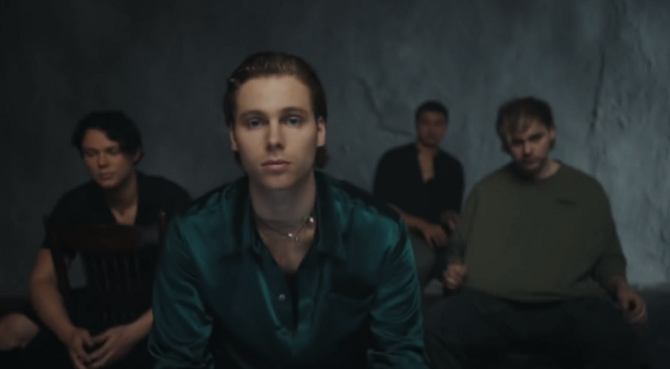 BreakTudo's tweet photo. 5 Seconds of Summer lança clipe de “Old Me”, que foi gravado em Sydney, na Austrália https://t.co/q7AXJafXOn #OldMeMusicVideo #5SOS https://t.co/Bg9fbpkuQR
